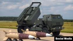 РСЗО HIMARS. Рядом - ракеты ATACMS