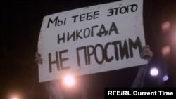 Плакат на антивоенной акции в Москве. Кадр из фильма "Нет войне".