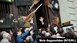 Chaos erupted outside Georgia's National Library building as protesters attacked members of President Mikheil Saakashvili's United National Movement, forcing him to appear from the presidential residence on February 8.