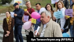 Акция в поддержку фигуранта «дела украинских диверсантов» Владимира Дудки в Киеве, 30 сентября 2019 года. С микрофоном президент Центра глобалистики «Стратегия ХХI» Михаил Гончар