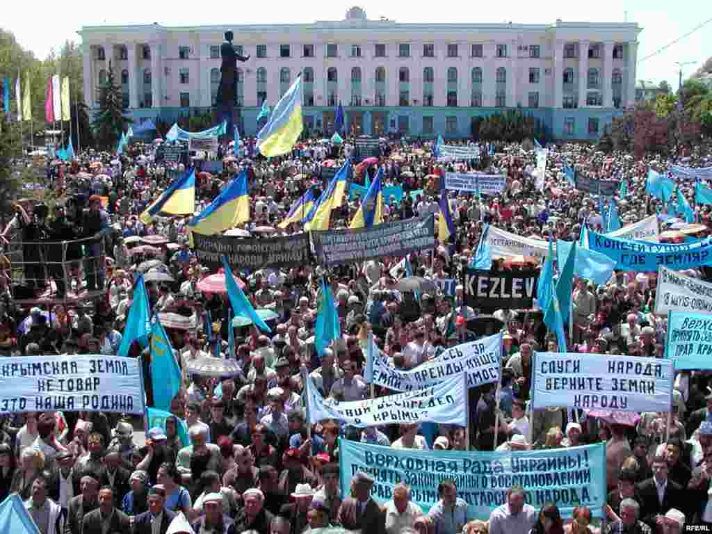 Митинг в День памяти жертв депортации крымскотатарского народа из Крыма на центральной площади Симферополя, 2006 год