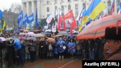 Во время митинга Евромайдан-Крым на площадь пришли пророссийские активисты. По словам координатора акции Андрея Щекуна, Партия регионов вывела на площадь бюджетников. Симферополь, 28 января 2014 года