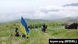 Крымские татары с флагом Украины на Чатыр-Даге, 2014 год. Иллюстративное фото