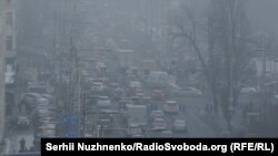 Киев кўчаларидан бирида 2016 йили олинган бу суратда тутун ҳам, туман ҳам эмас, балки смогдир.