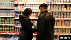 Покупатели в российском продуктовом магазине. Иллюстративное фото